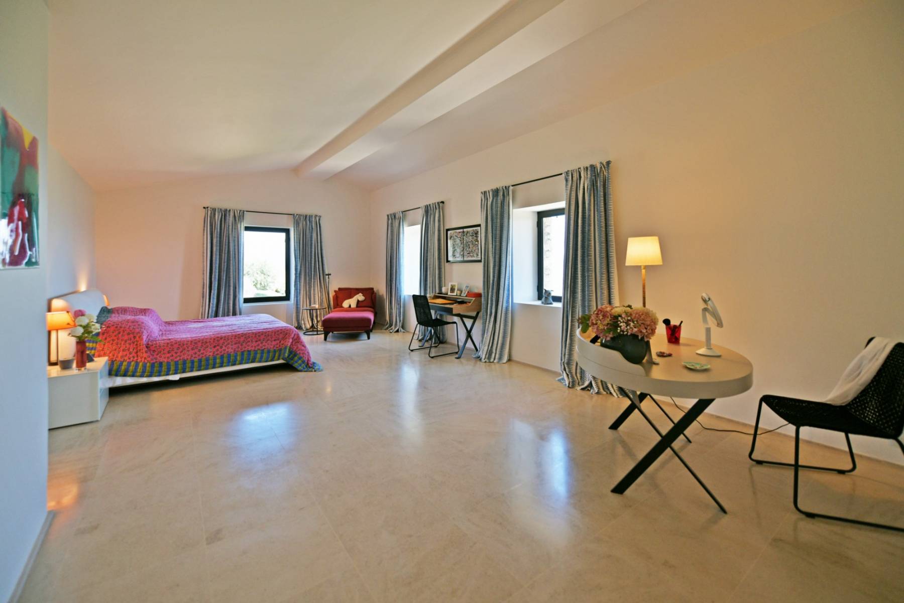 En exclusivité - authentique ferme à la rénovation contemporaine sur 6 hectares en situation extraordinaire à Gordes face à la vallée du Luberon.