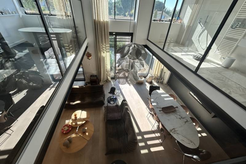 A Saint Rémy de Provence, dans le centre du village, superbe loft  atypique de 150 m² avec cour et piscine.