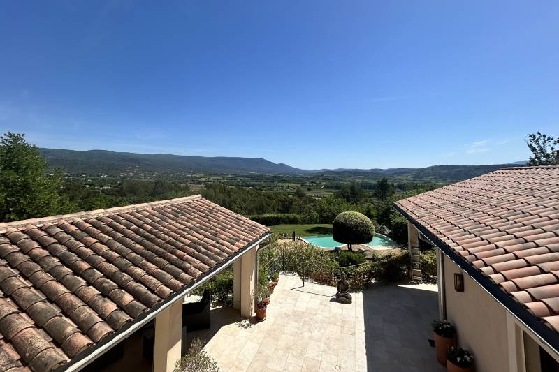 À Saint-Saturnin-lès-Apt, élégante propriété avec vue panoramique sur le Luberon, au cœur d’un parc paysager de 5 620 m² avec piscine.
