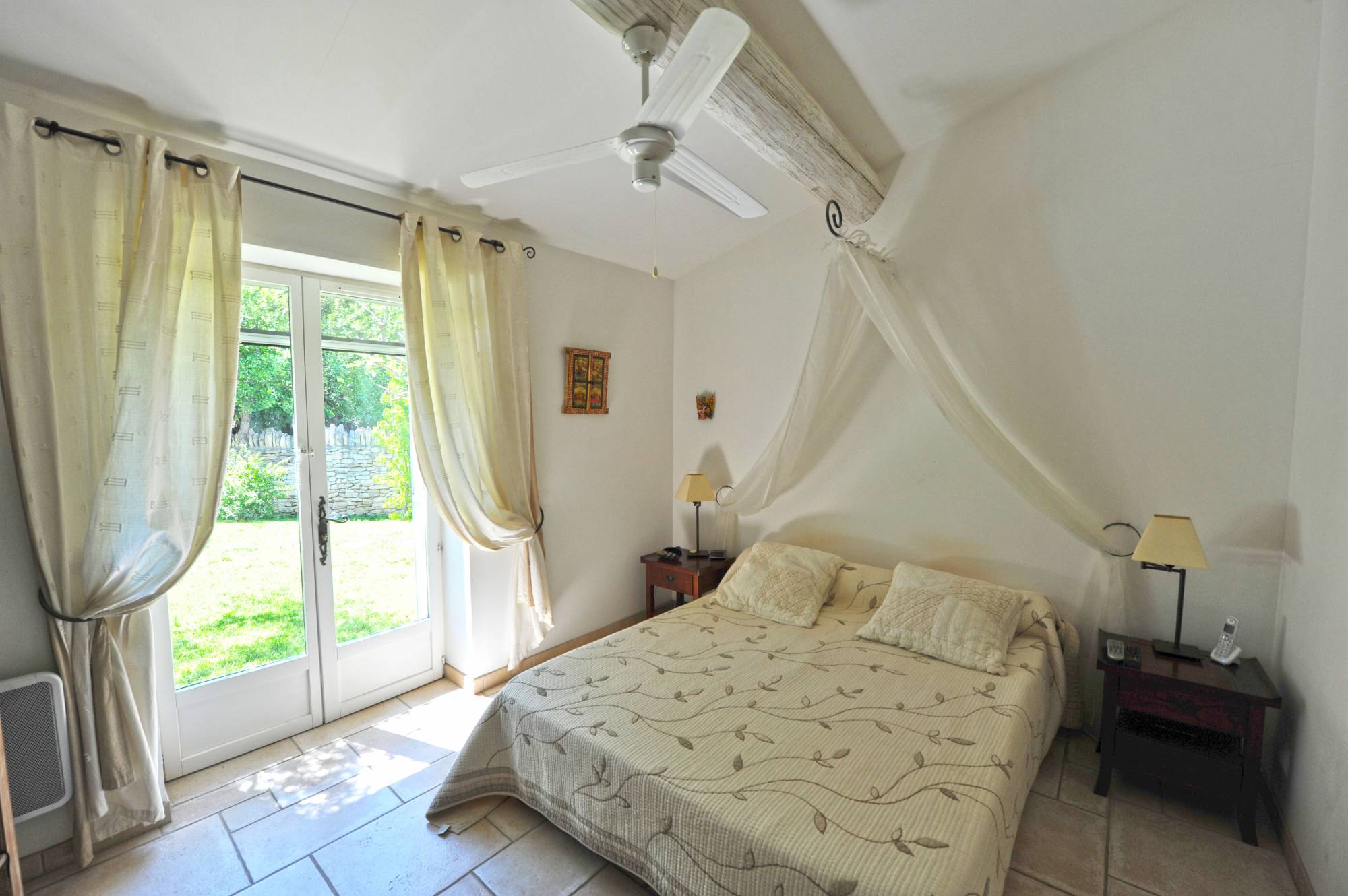 maison en pierres avec piscine à Gordes   