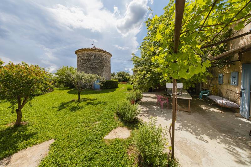 Gordes : rare propriété de village en position dominante avec piscine et annexes à 2 pas de la place du Château.