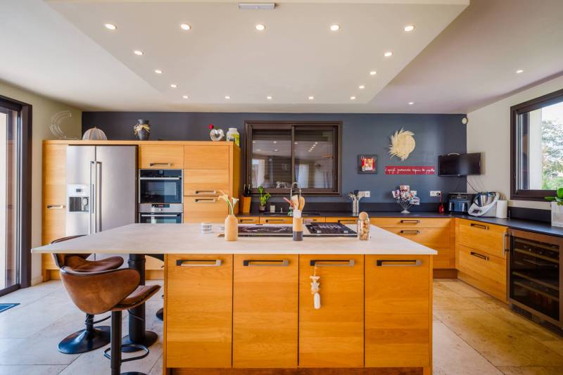 Villa contemporaine avec piscine, pool house sur grand terrain paysagé et vues sur le Luberon à proximité de Roussillon