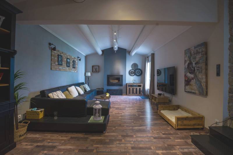 A la vente à Roussillon, au cœur du Luberon, villa contemporaine avec piscine et très belle vue.