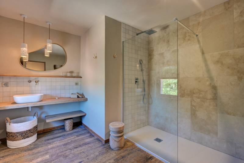 A la vente, bastide et corps de ferme rénovés avec dépendances, sur plus de 4,3 hectares, à proximité de Roussillon et de Bonnieux