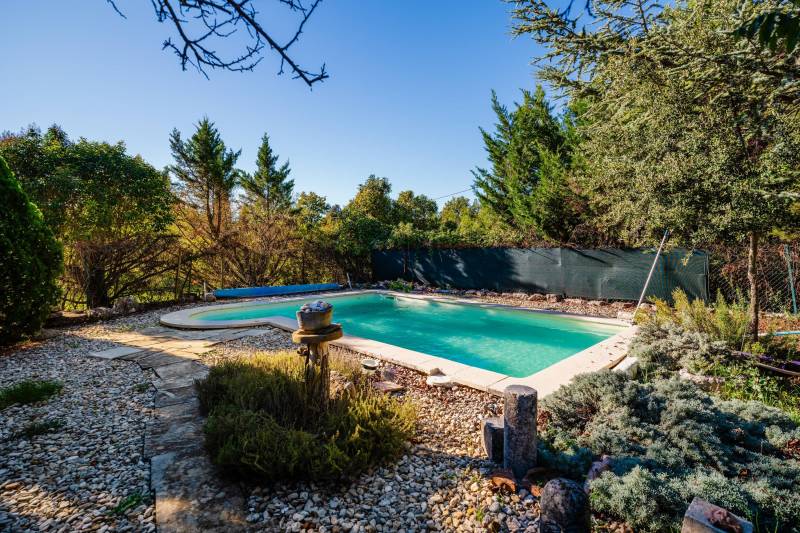 A Gordes, propriété d’agrément au calme sur 2,4 hectares avec dépendances, espaces pour chevaux, piscine et oliveraie.