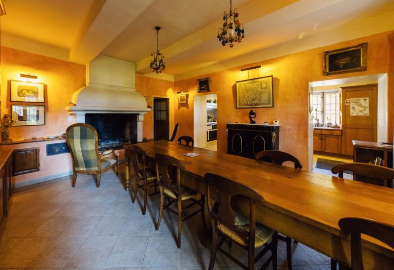 A la vente, maison de maître du XVIIIe siècle à restaurer sur 1,6 ha plein sud à Oppède