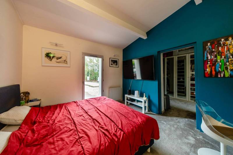 A la vente à L’Isle-sur-la-Sorgue, charmante villa rénovée avec cheminée en pierre et piscine au calme, en bordure de ville.