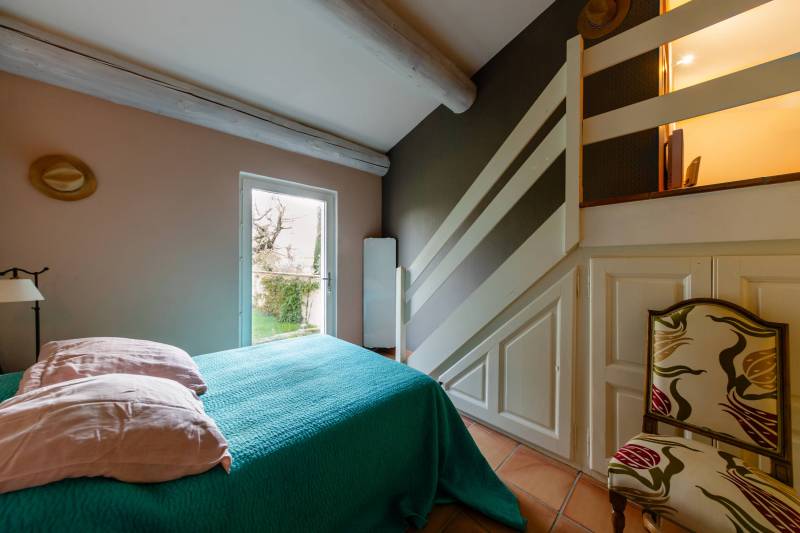 Cabrières d'Avignon - A la vente, maison de 3 chambres avec piscine et garage, au calme avec vue sur Gordes.