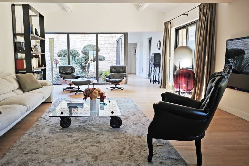 Exclusivité - À Saint Saturnin lès Apt, sur plus de 2.5 ha, superbe maison à la restauration parfaite avec piscine, tennis et vue sur Gordes.