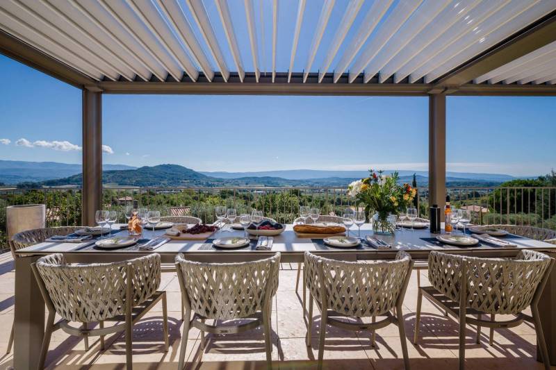 Spectaculaire villa contemporaine en pierres avec piscine, en position dominante face à la vallée à vendre proche de Saint-Saturnin-les-Apt.