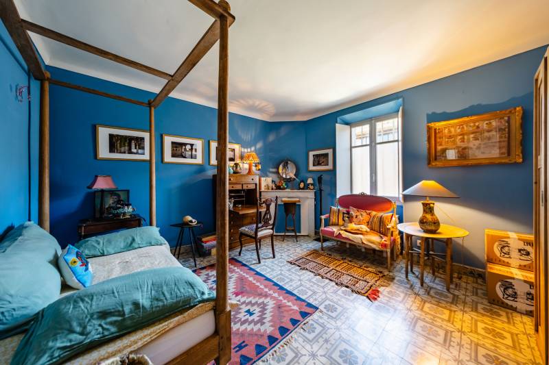 Au cœur de Cabrières-d’Avignon, à vendre, élégante maison de maître rénovée d’environ 300 m² avec de beaux volumes et des matériaux anciens préservés.