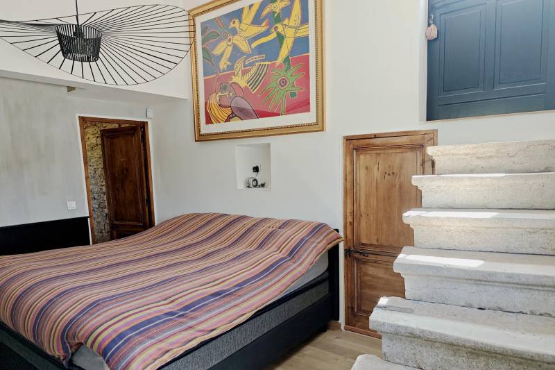 A la vente à Saignon, authentique bergerie restaurée, en pierres, avec piscine et superbe vue sur le Luberon.