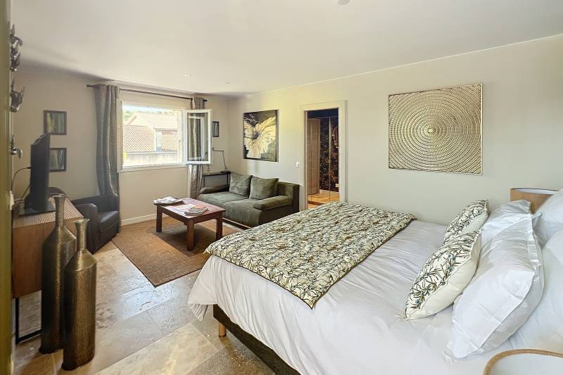 A Cavaillon, quartier St Jacques, à la vente, maison récente avec gîte indépendant dans jardin paysager avec piscine, au calme.