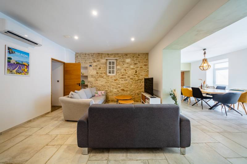 Propriété à fort potentiel au pied du village de Bonnieux sur 20 ha avec vues panoramiques sur les villages perchés.