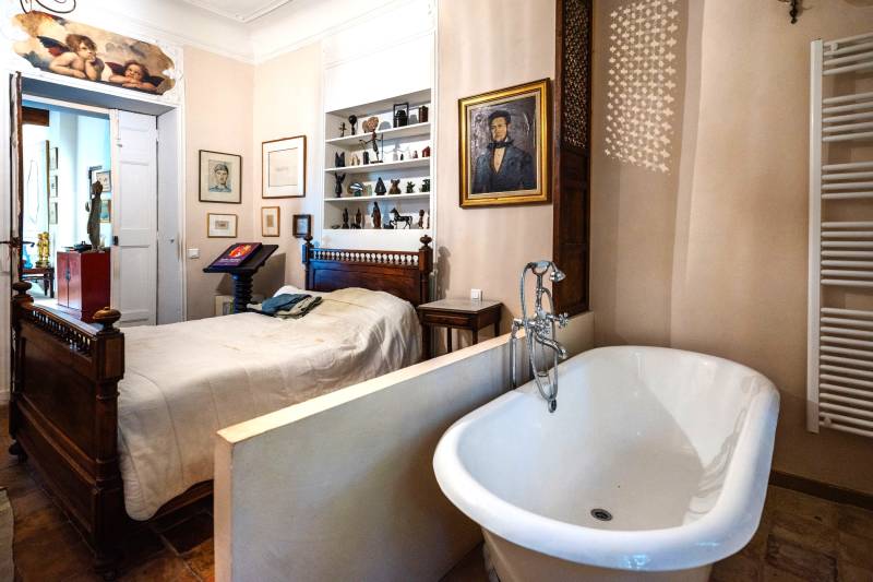 Dans le village de Cabrières-d'Avignon, maison de maître historique en pierre de taille avec piscine et jardin près du château.