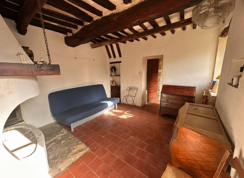 À quelques minutes des villages emblématiques du Luberon, dans le village d'Oppède, authentique ferme en U à rénover.