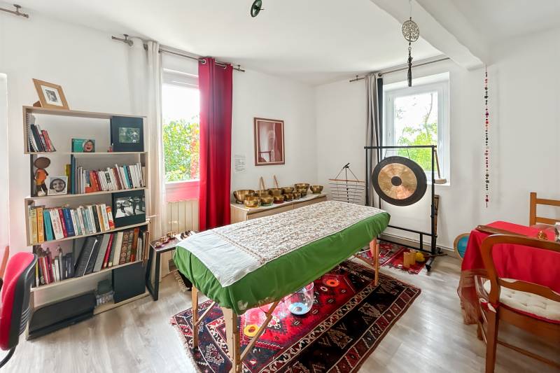 A L’Isle-sur-la-Sorgue, quartier Saint-Antoine, à vendre, maison ancienne rénovée sur 2500 m² avec gîte indépendant, piscine en copropriété et vues dégagées.