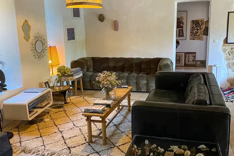 Entre Robion et Cavaillon, mas rénové au calme, comprenant 8 chambres dont une suite de 60 m² et deux gîtes indépendants, avec piscine et pool house.
