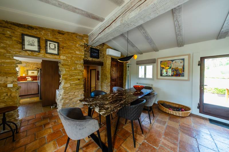 A la vente à Saignon, authentique bergerie restaurée, en pierres, avec piscine et superbe vue sur le Luberon.