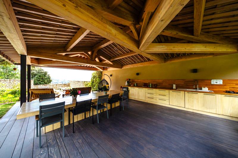 Propriété contemporaine au cœur du Luberon avec piscine, pool house et dépendance sur 2400 m², bénéficiant d'une vue exceptionnelle sur Lacoste.