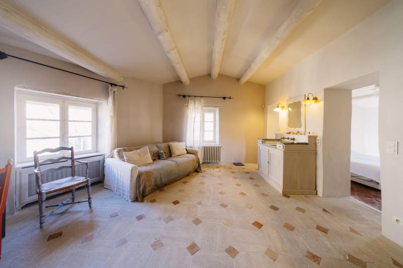 Exceptionnelle propriété avec appartement indépendant, piscine et dépendances sur terrain paysagé de 3500 m² avec vues dégagées.