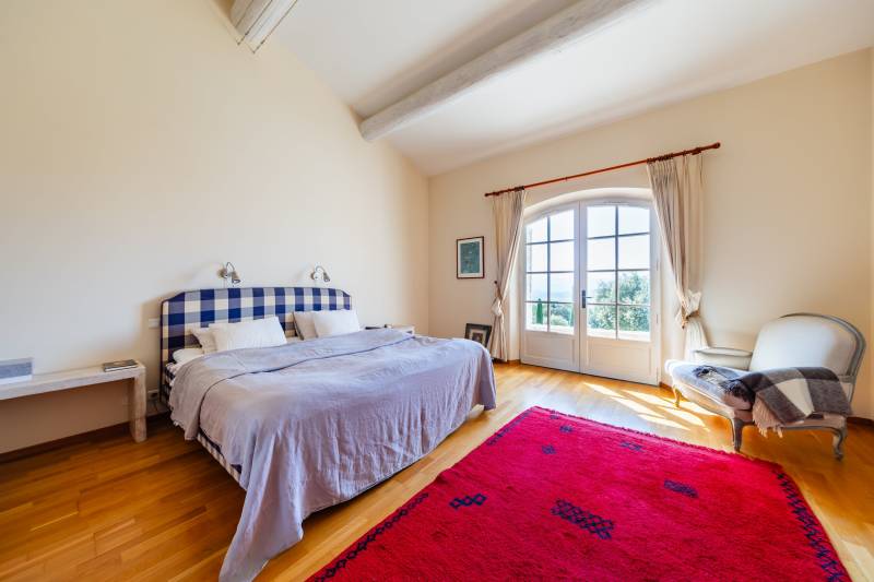 En exclusivité - Elégante propriété d'agrément en pierre de 248 m² offrant une vue panoramique exceptionnelle sur le Luberon proche de Gordes.