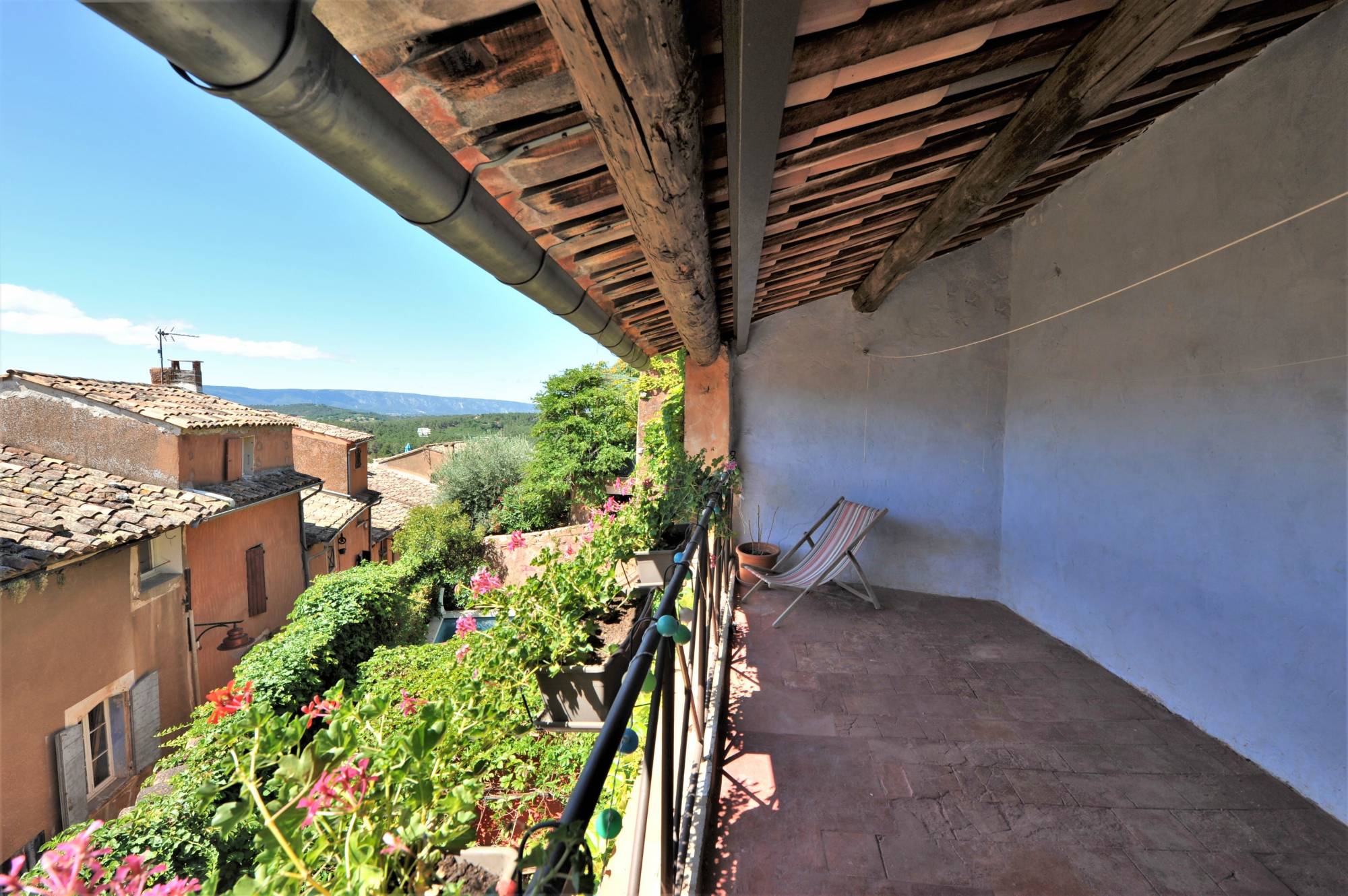 Roussillon : Maison de village du XIXème avec bassin et garage   