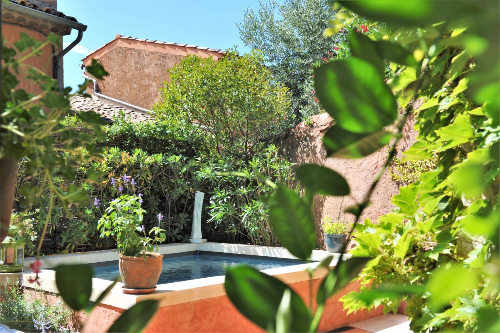Roussillon : Maison de village du XIXème avec bassin et garage   