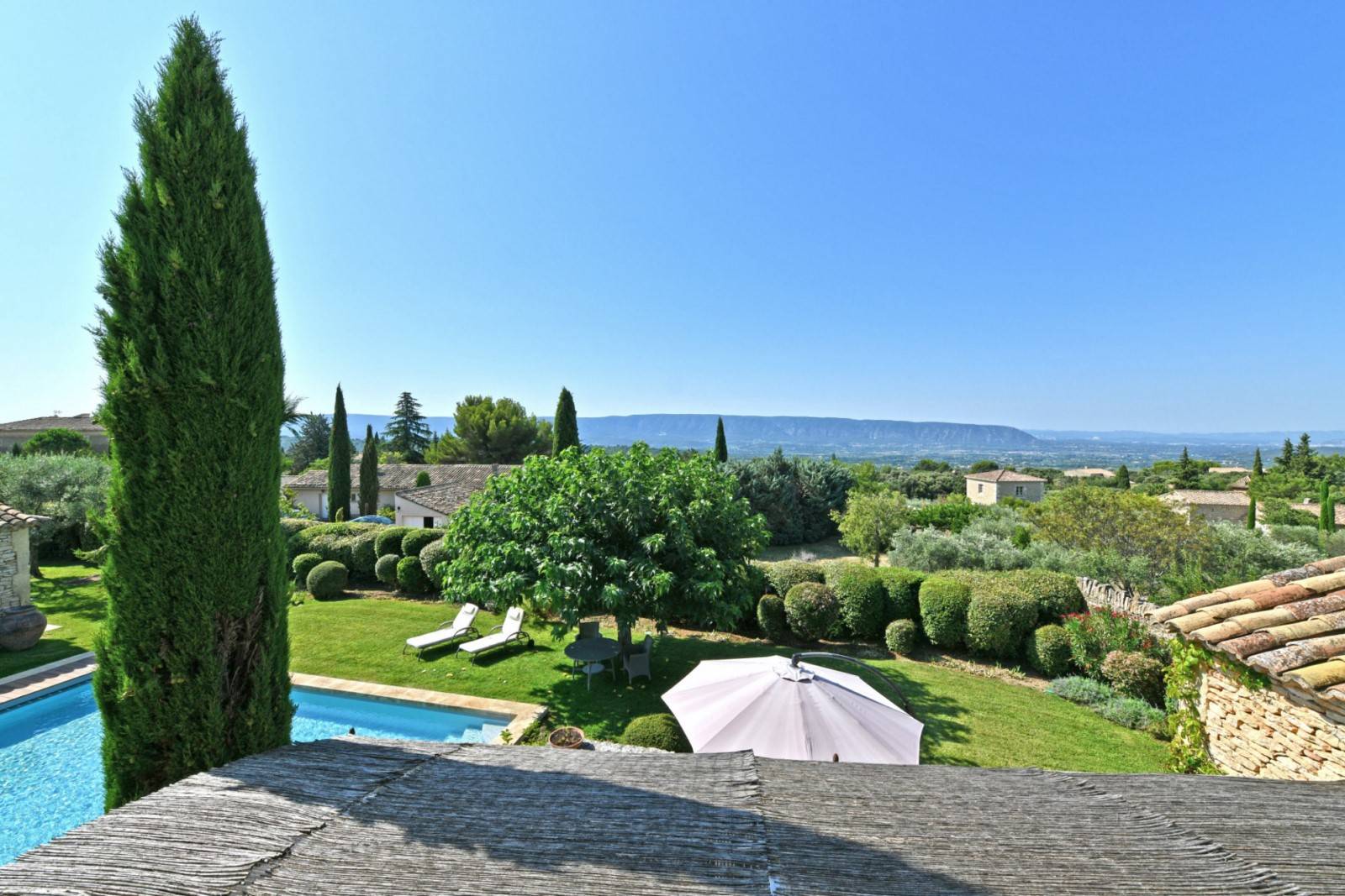 Gordes : Maison en pierres avec piscine en bordure de village   