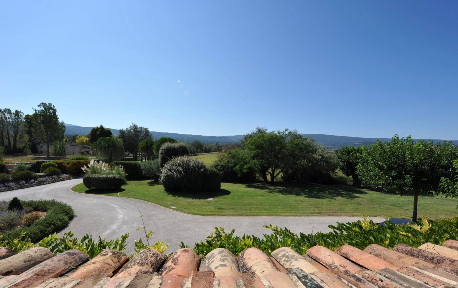 Bonnieux, grande propriété sur près de 2,5 hectares avec vignes   