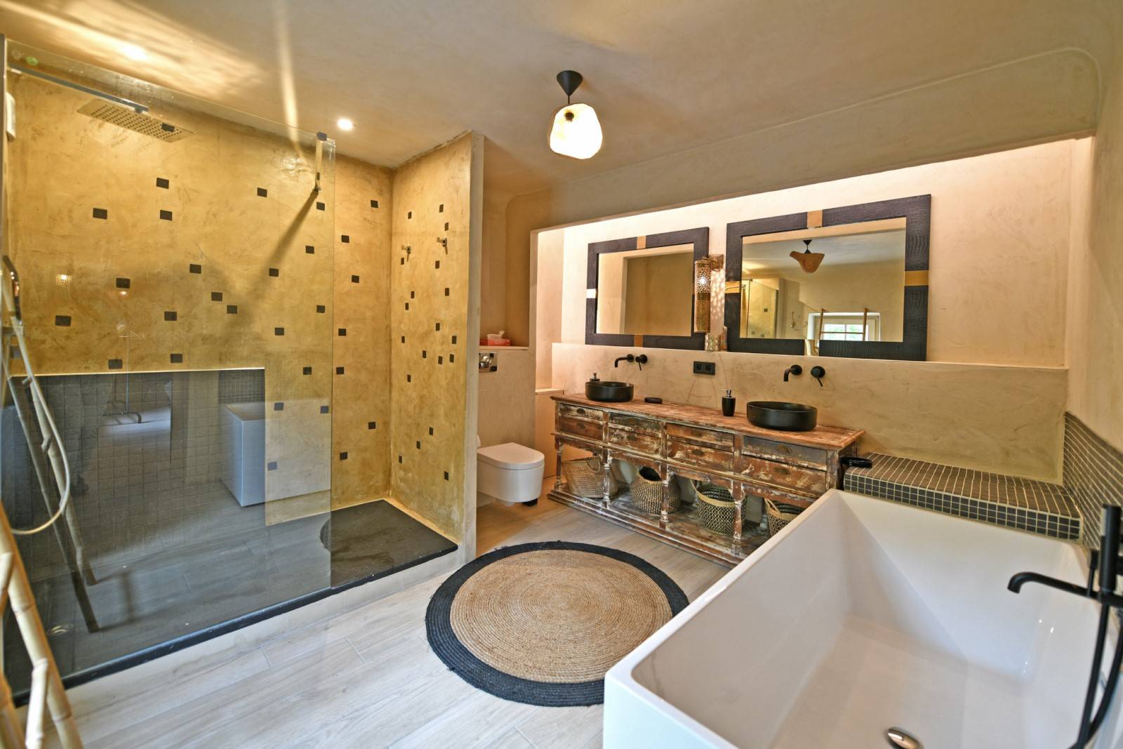 Joucas : Maison de village avec jardin, garage et dépendances   