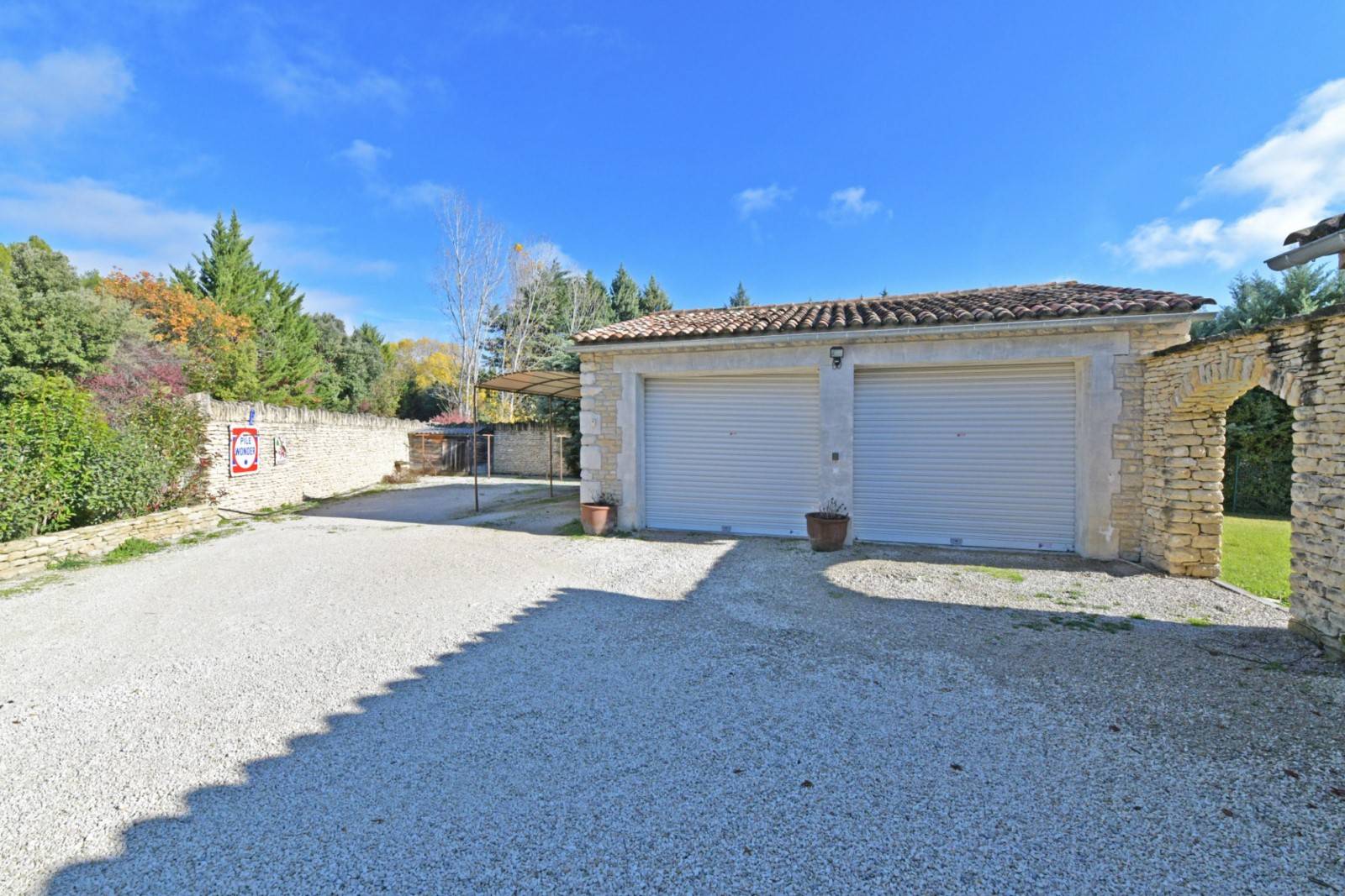 Gordes : maison en pierres avec piscine et dépendance    