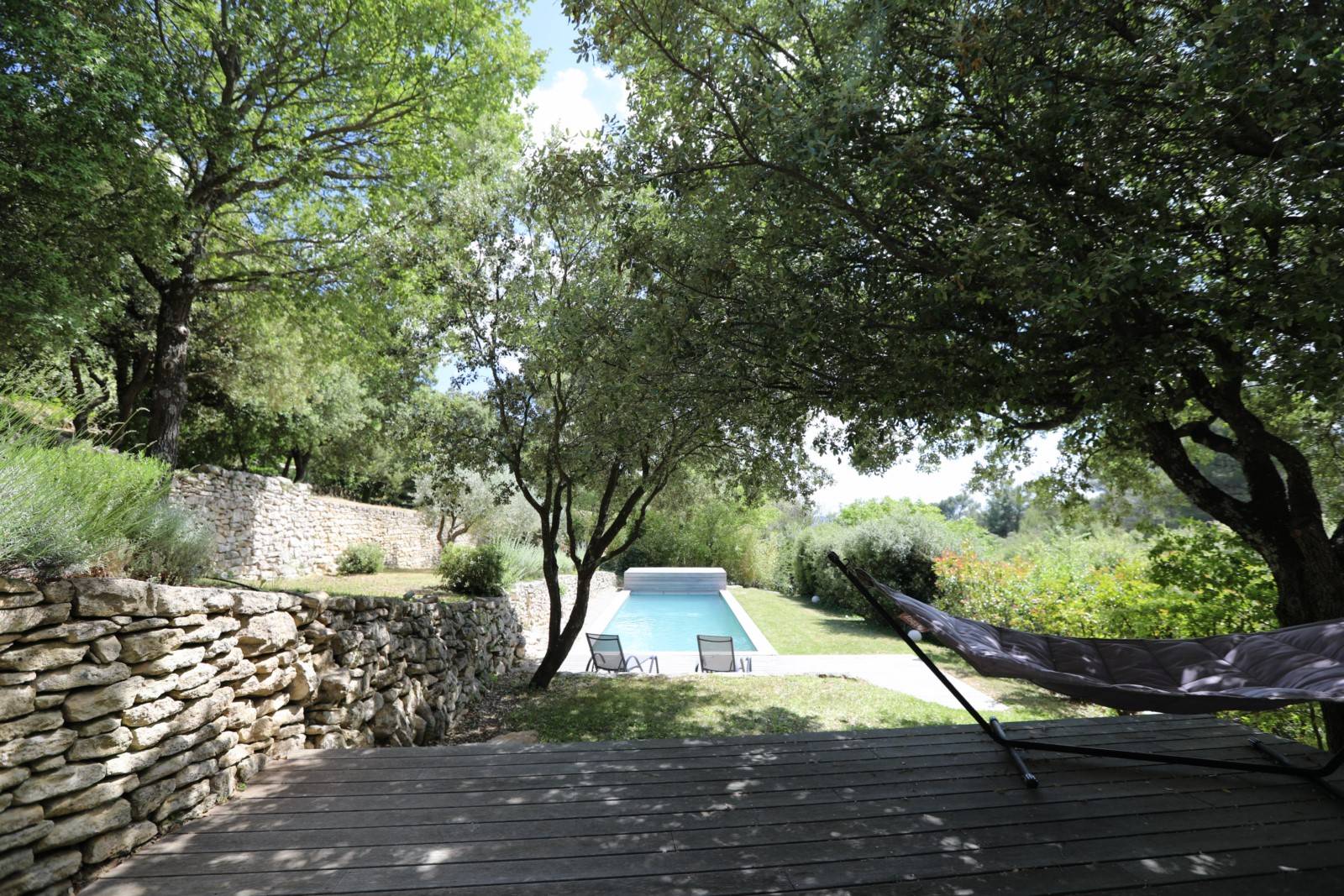 Gordes, maison contemporaine en pierres   