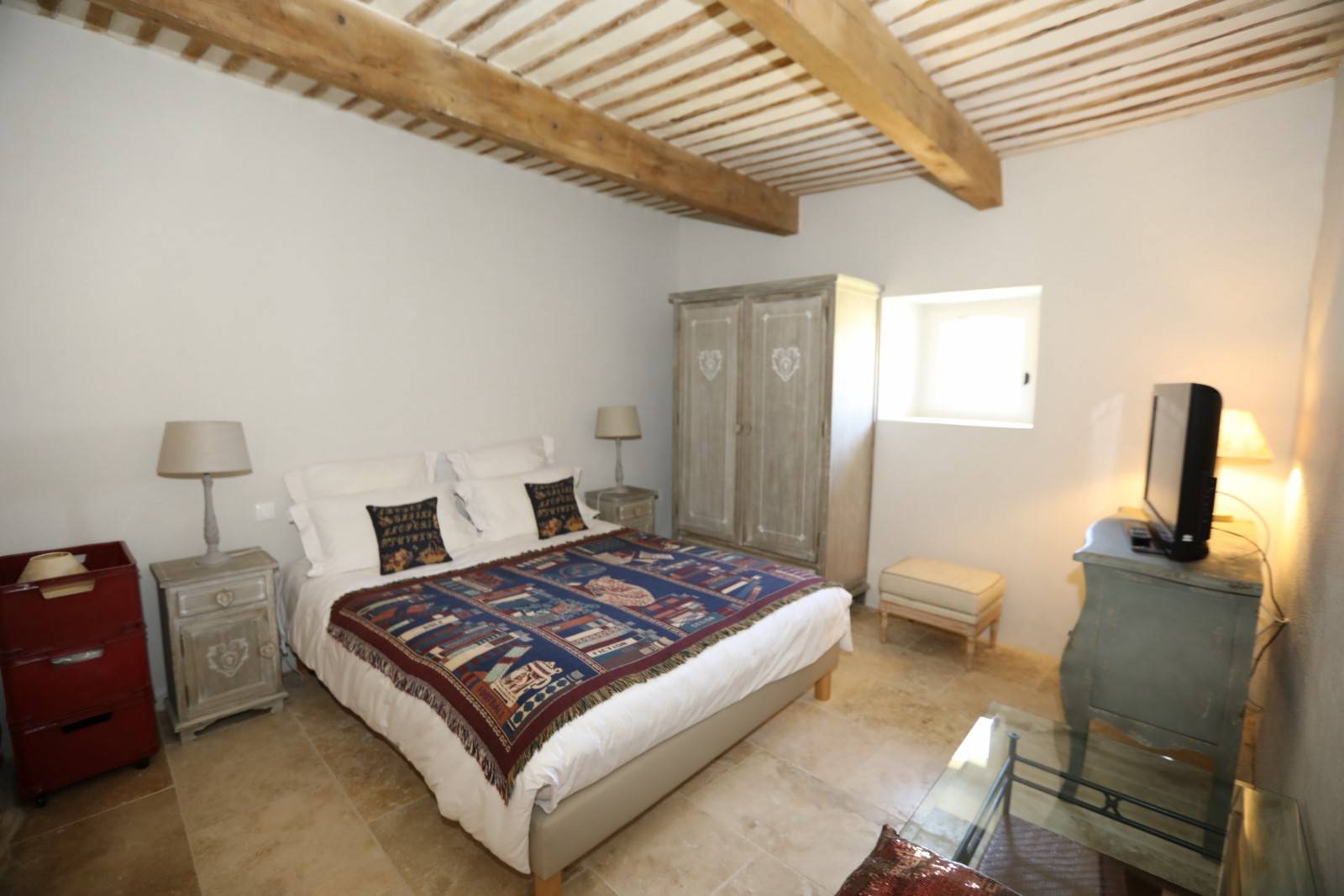 Maison de charme dans un Hameau de Gordes, rénovée avec piscine et vue   