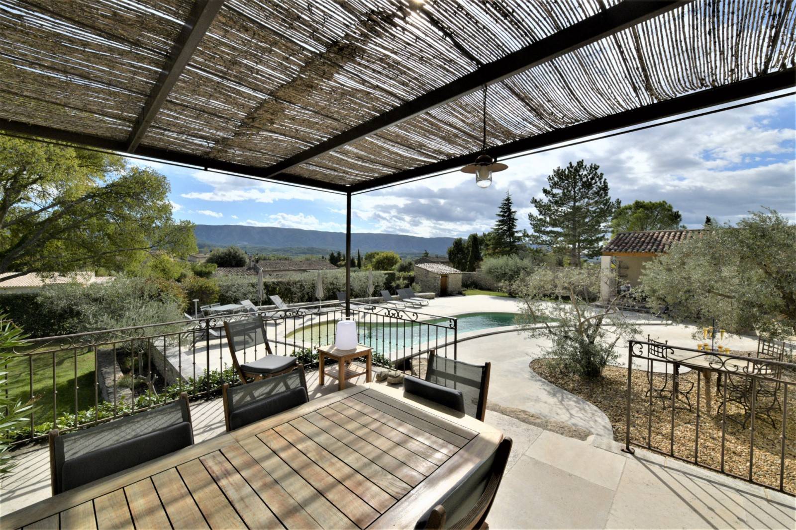 à Gordes, belle villa en pierres avec vues   