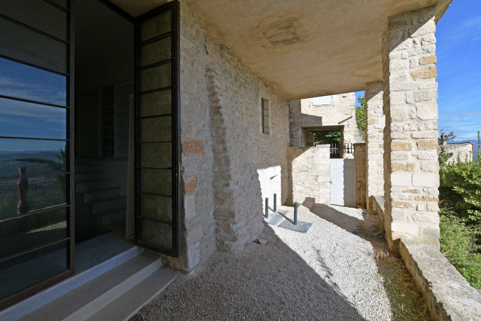 EXCLUSIVITE Gordes : surprenante demeure de village face à la vallée   