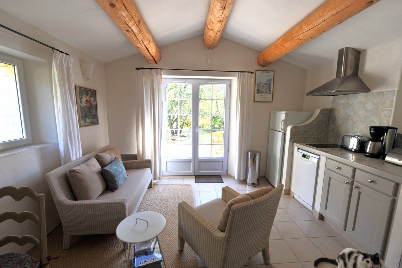 Gordes : Belle maison en pierres sur grand terrain   