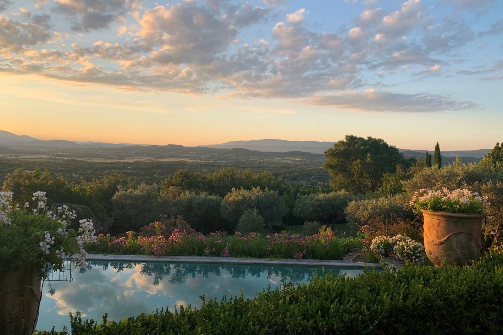 Gordes, maison avec vue imprenable sur toute la vallée du Luberon.   