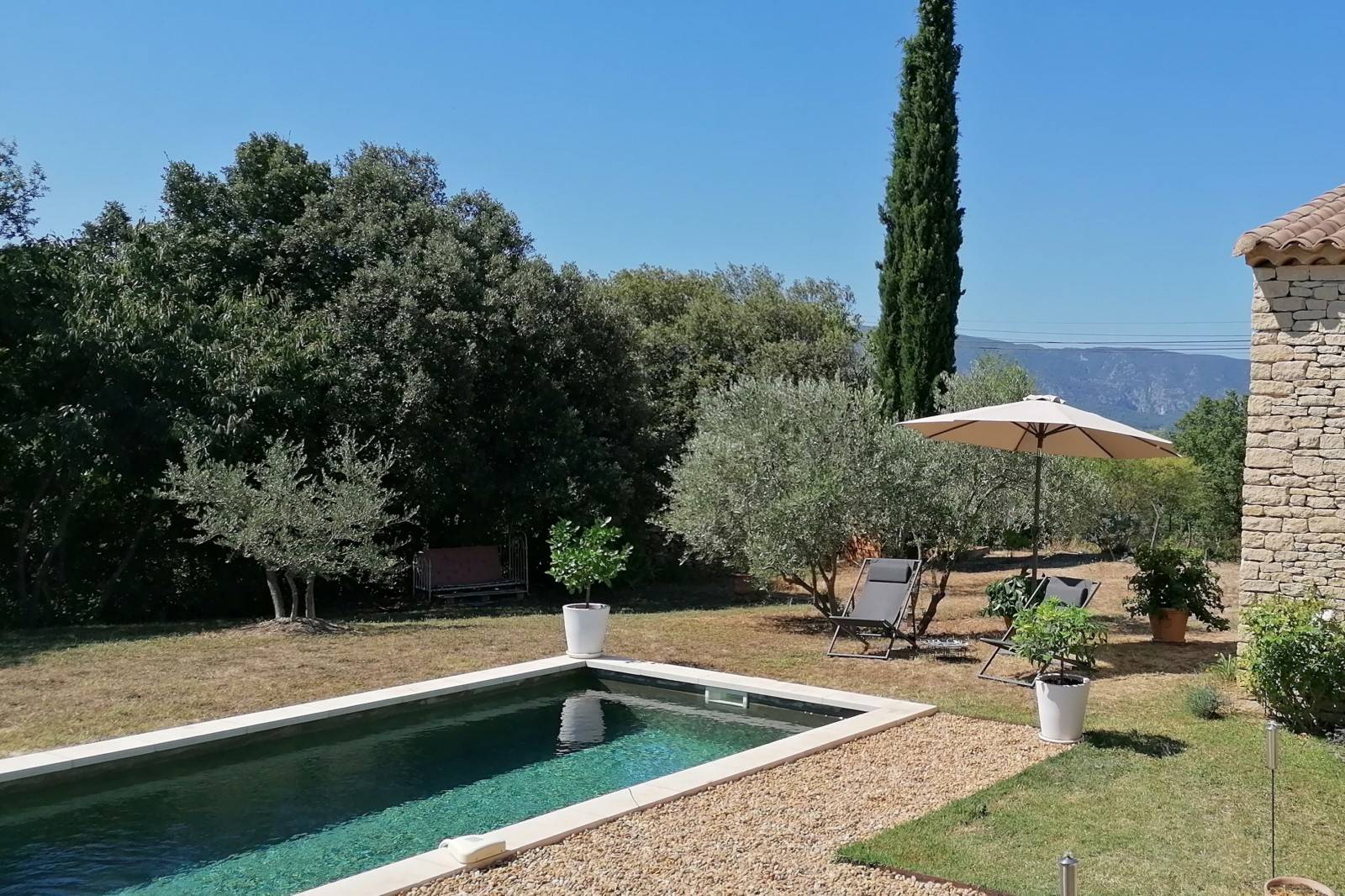 à Gordes, maison contemporaine en pierres face au Luberon    