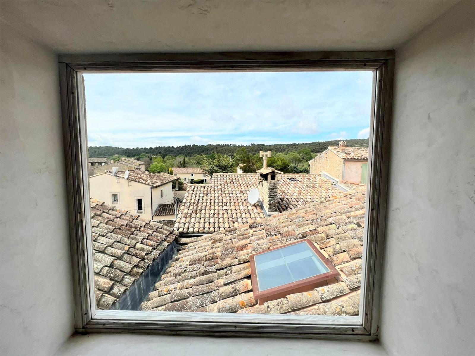 au coeur de Cabrières-d'Avignon, très belle maison de village entièrement rénovée    