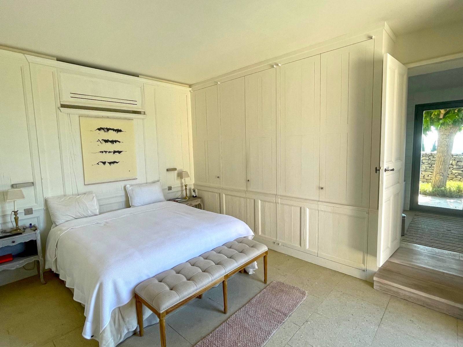 Exclusivité à Gordes, maison de village avec piscine et vue dominante   