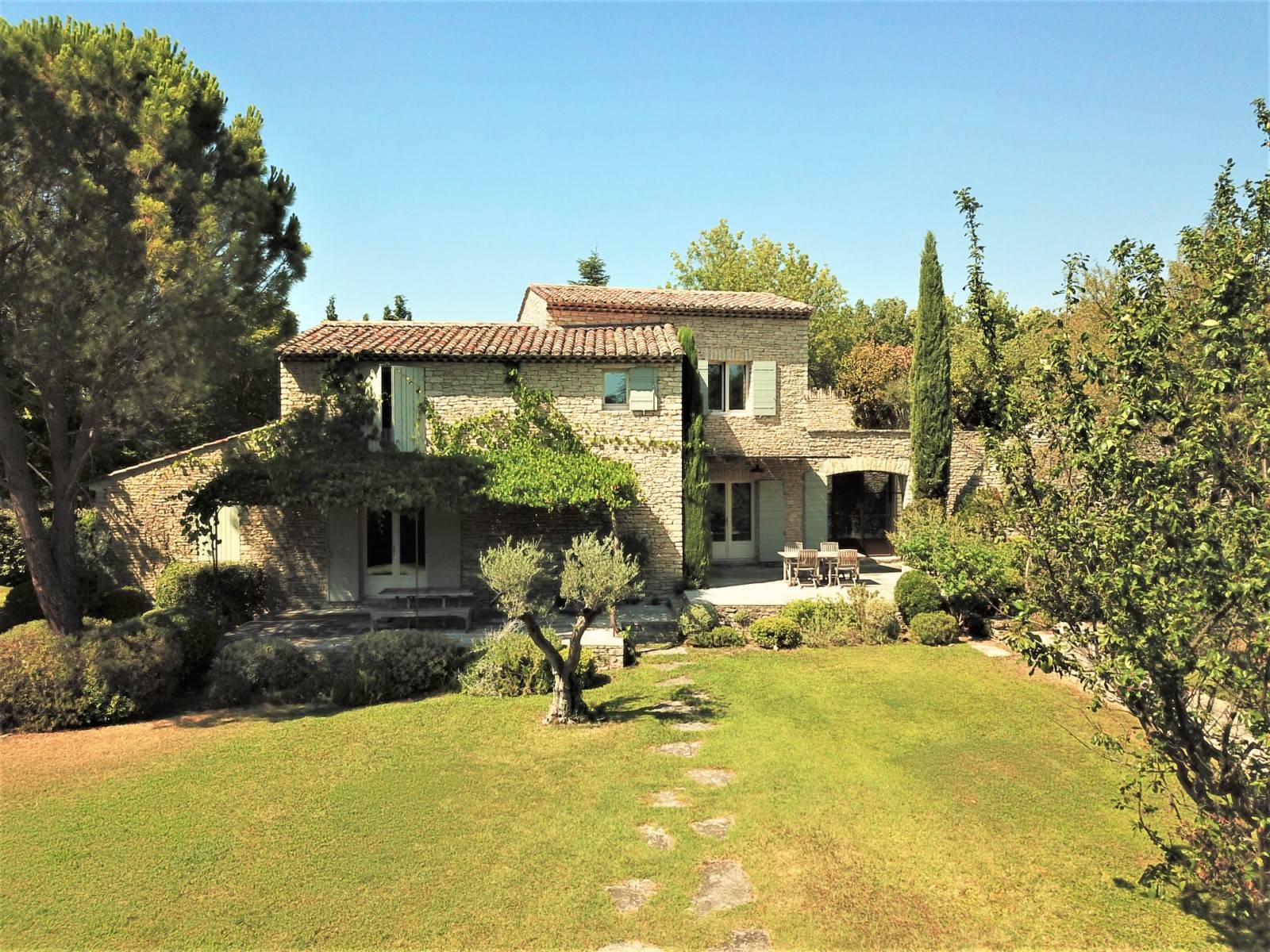 à Cabrières-d'Avignon, propriété comprenant 2 mas en pierres proche centre village    