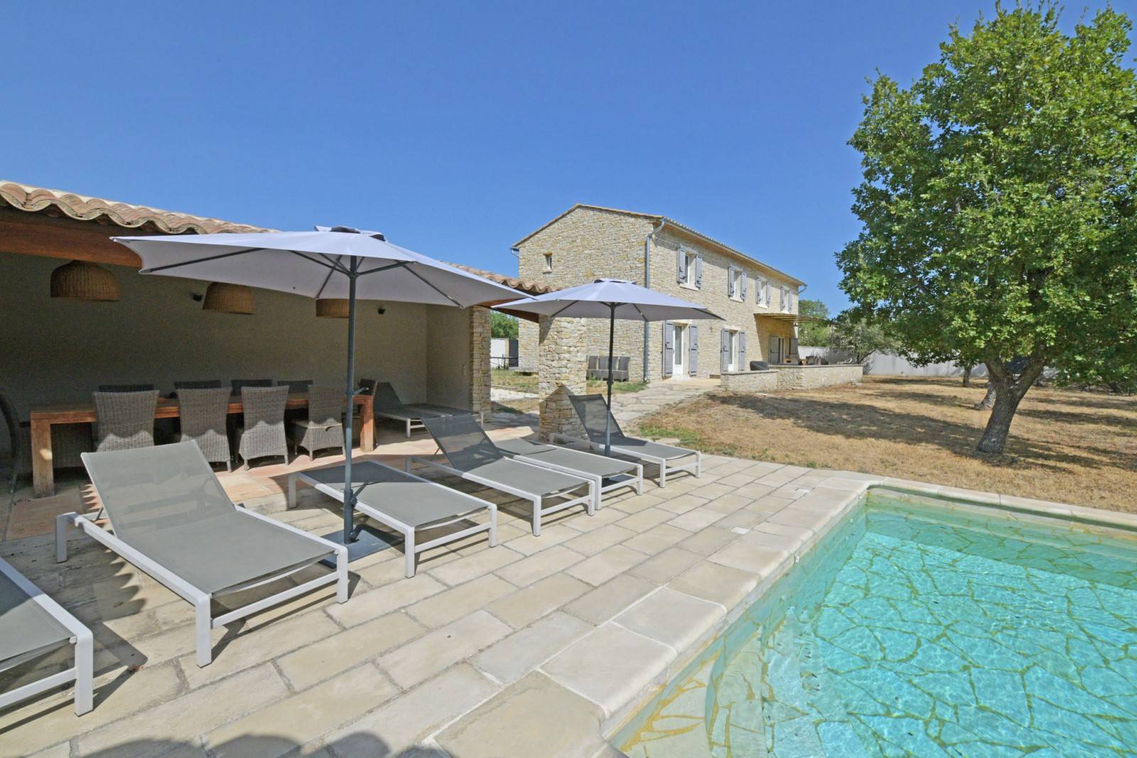 Proche de Gordes, maison d'architecte dans un quartier résidentiel et sécurisé.   
