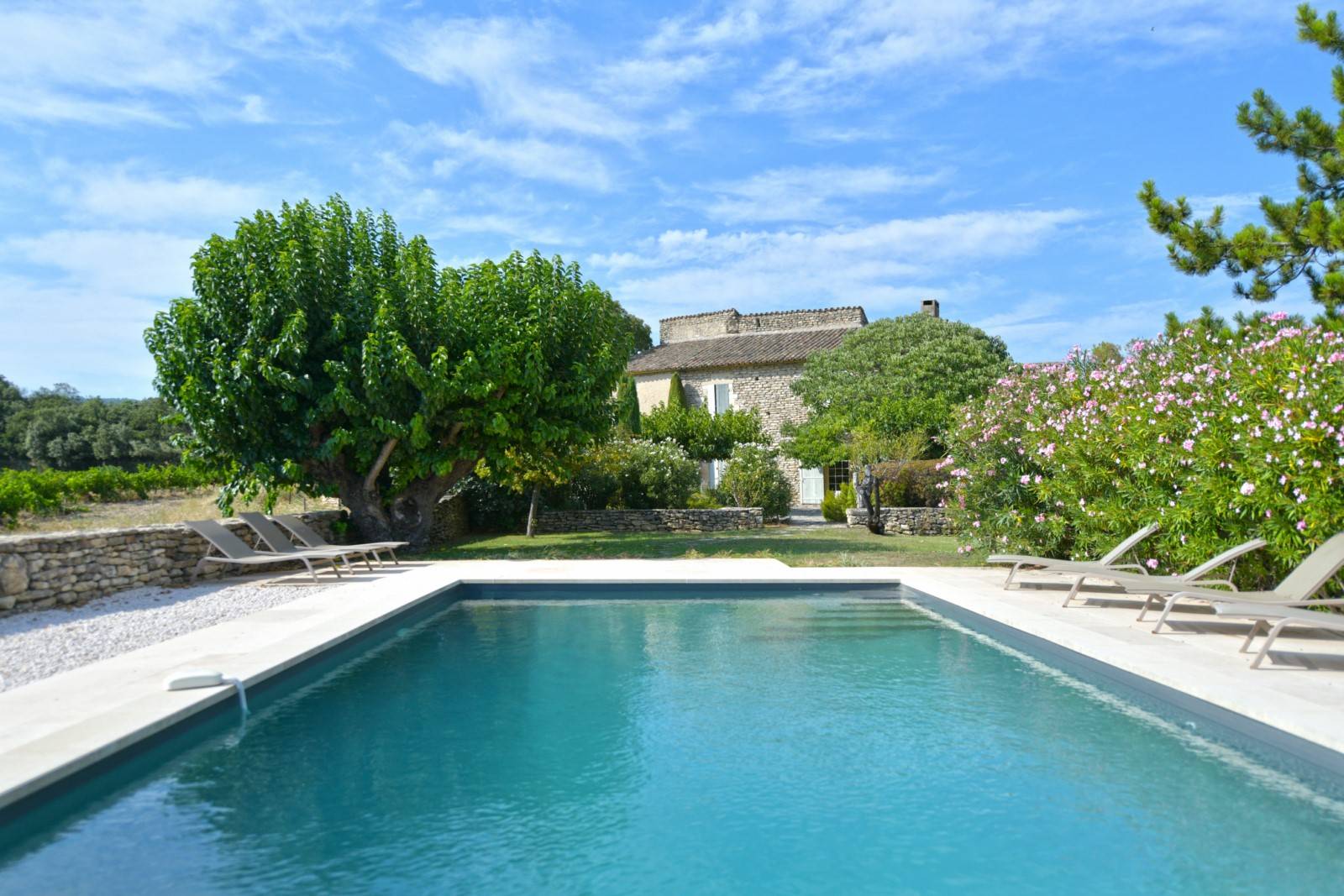 A Gordes, élégante propriété de charme face au Luberon   