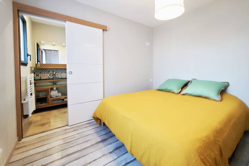 A la vente à Gordes, maison de plain-pied en pierre avec piscine et garage dans quartier résidentiel calme.
