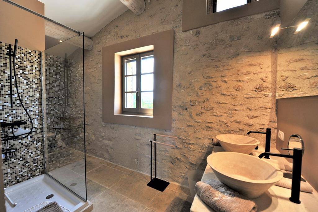 A vendre à Gordes, superbe Mas en pierres, entièrement rénové avec piscine et vues sur le Luberon.