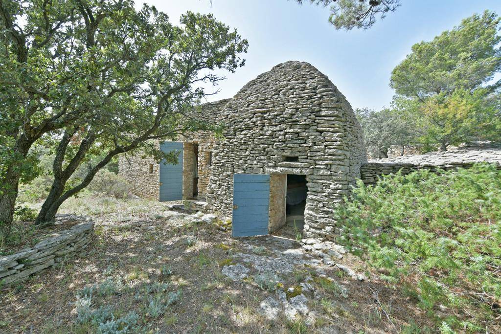 Bergerie aménagée, piscine et nombreuses dépendances sur 3 hectares de garrigue   