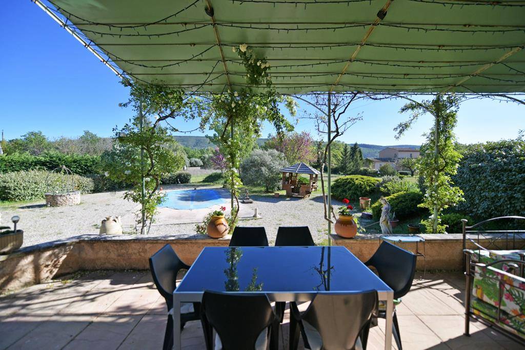 Entre Lacoste et Ménerbes, villa avec piscine face au Luberon   