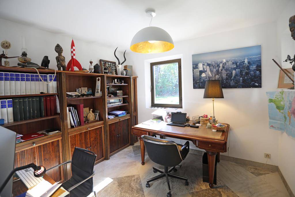 Au pied du Luberon, maison de qualité sur terrain paysagé   
