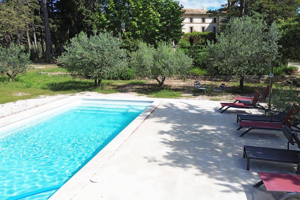 Belle propriété sur les hauteurs de Saint-Saturnin-Les-Apt avec vue dominante   
